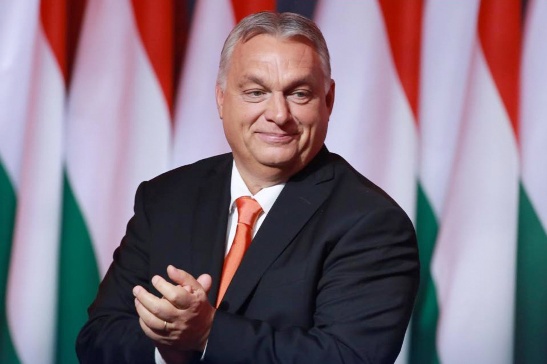 Orbán tapsol, a Facebook nevet