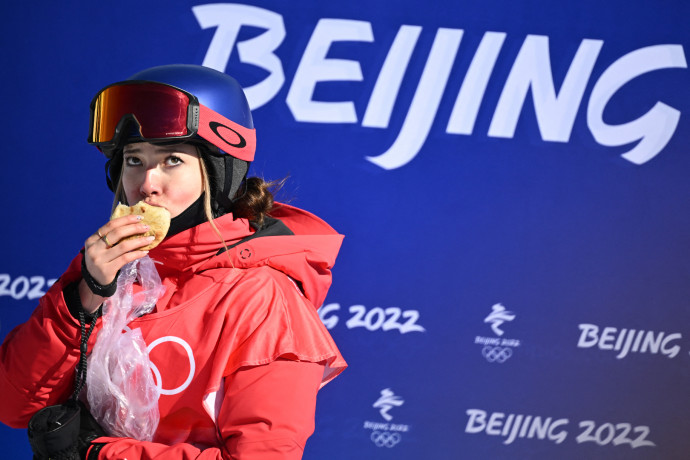 Kína új sztárja nem tudta kivárni a pontszámát az olimpián, gyorsan belekezdett egy hamburgerbe