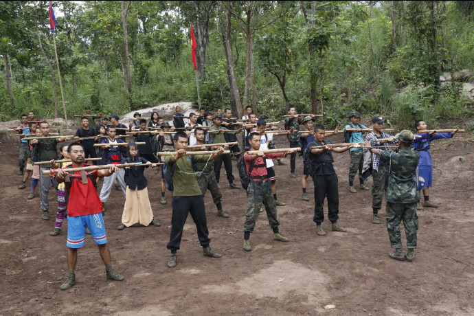 A civilekből verbuválódott Népi Védelmi erő tagjai gyakorlatoznak egyik erdei táborukban – Fotó: AFP
