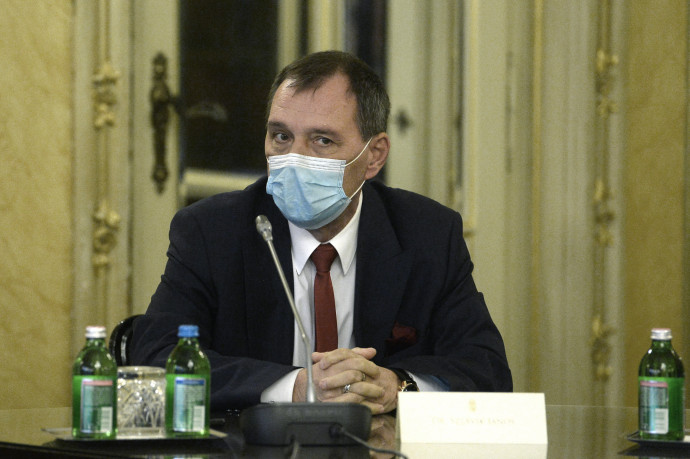 Szlávik János: Túleshettünk az ötödik hullám csúcsán, de lassan csökkennek az esetszámok