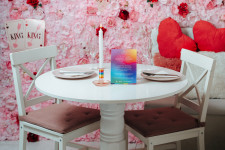 Üres asztalok és szivárványszínű gyertyák jelzik, hogy az éttermekből hiányoznak a Valentin-napot ünneplő LMBTQ-párok