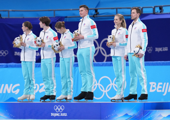 A győztes orosz csapat, a kép bal szélén Valijeva – Fotó: KAZUKI WAKASUGI / Yomiuri / AFP
