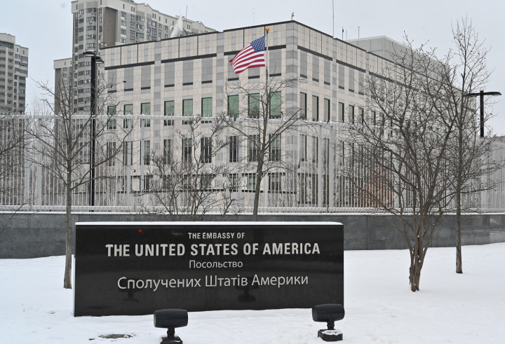 Az Egyesült Államok kijevi nagykövetsége 2022. január 24-én – Fotó: SERGEI SUPINSKY / AFP