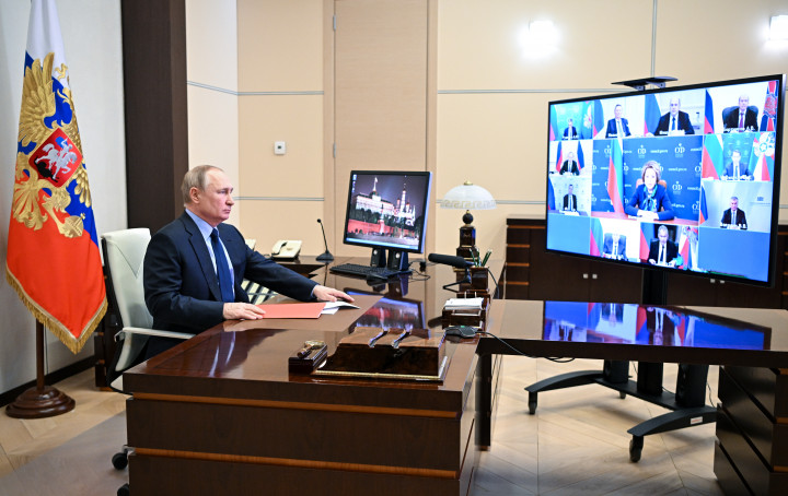 Vlagyimir Putyin ülésezik az orosz biztonsági tanács tagjaival 2022. február 11-én – Fotó: Alexei Nikolsky / TASS / Getty Images