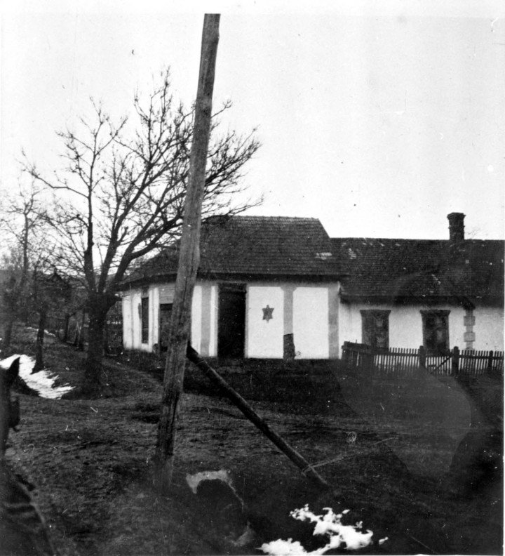 Zsidó imaház Nagysármáson 1945-ben – Fotó: Yad Vashem Photo Archives -1812/23
