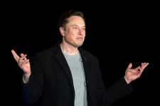 Elon Musk 5,7 milliárd dollárnyi Tesla-részvényt adományozott jótékony célra tavaly