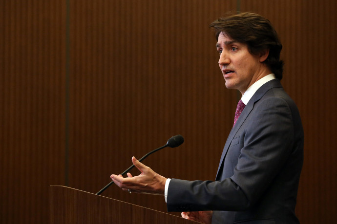 Trudeau befagyasztaná a kamionos tüntetők bankszámláit