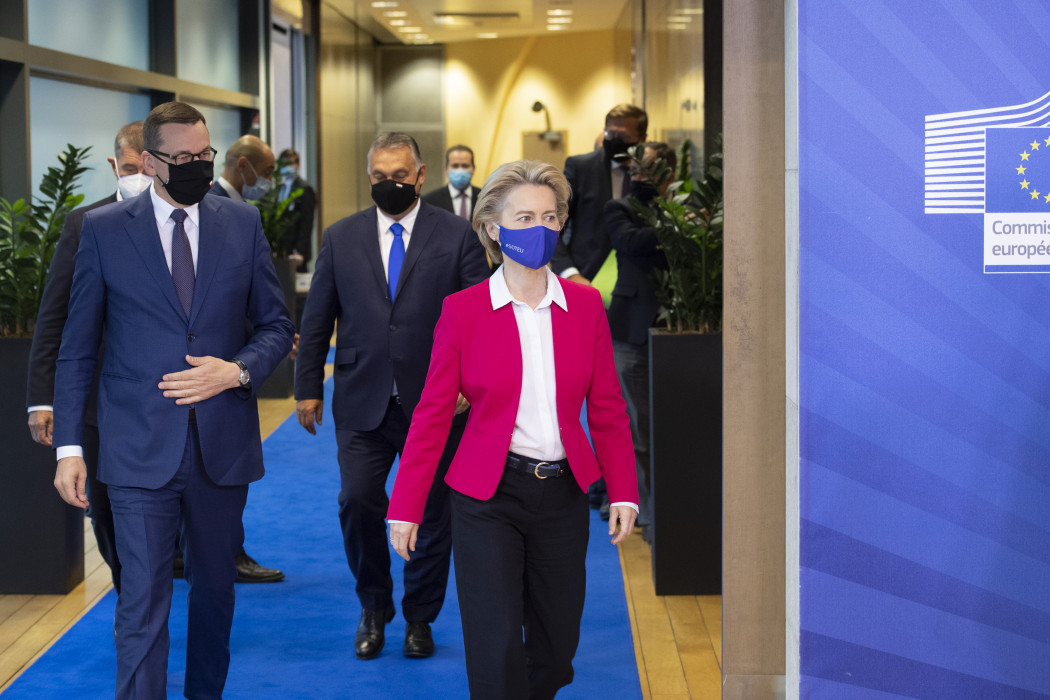 Mateusz Morawiecki és Orbán Viktor látogatása az Európai Bizottságban 2020 szeptemberében, ahol tárgyaltak többek között a jogállamisági mechanizmusról is Ursula von der Leyennel, az Európai Bizottság elnökével – Fotó: Lukasz Kobus / European Comission