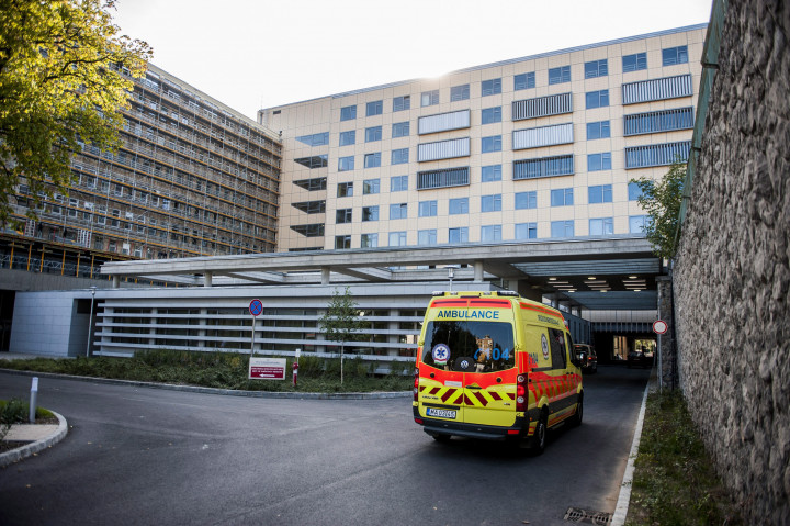 Mentőautó érkezik a Pécsi Tudományegyetem Klinikai Központja Sürgősségi Orvostani Tanszék Sürgősségi Betegellátó Osztályához – Fotó: Sóki Tamás / MTI