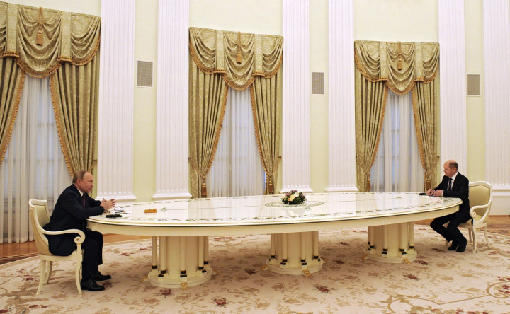 Putyin és Scholz az elmúlt hetekben elhíresült hatméteres asztalnál – Fotó: Kremlin Press Office / Anadolu Agency / Anadolu Agency via AFP