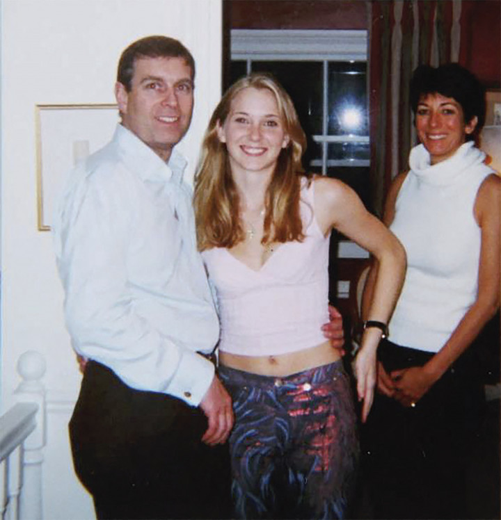 Az inkriminált fotó, amin a herceg átkarolja Virginia Giuffre (leánykori nevén Roberts) derekát, a háttérben pedig Epstein barátnője, Ghislaine Maxwell áll – Fotó: US District Court – Southern District of New York / AFP