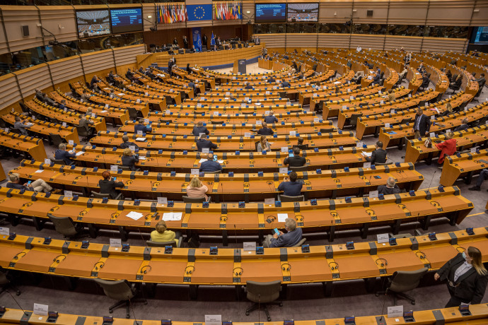 Az Európai Parlament ülésterme 2020. október 5-én a jogállamisági mechanizmusról folytatott vitán – Fotó: Jonathan Raa / NurPhoto / AFP