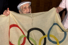 Nyolcvan évig lapult egy amerikai műugró bőröndjében az 1920-as olimpiáról ellopott zászló