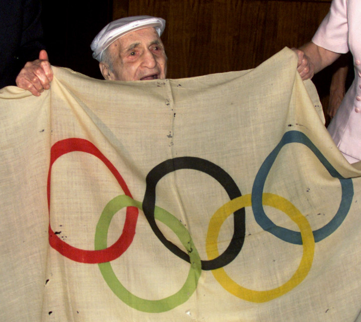 Hal Prieste és a visszaadott olimpiai zászló 2000. szeptember 11-én, Ausztráliában – Fotó: SVEN NACKSTRAND / AFP