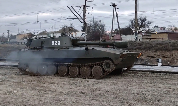 Állomására visszatartó orosz tank a hadgyakorlaton elvégzett feladat után, Belaruszban – Fotó: Oroszország védelmi minisztériuma / AFP 