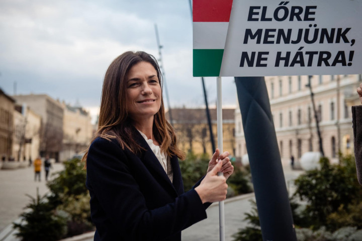 A kormány állítja, politikai ítélet született, az ellenzék szerint a magyarok fizetik meg Orbán antidemokratikus döntéseit