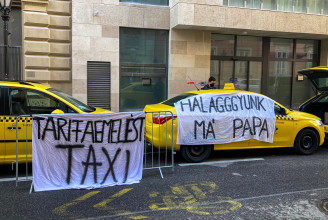 Tarifaemelésért tüntetnek a taxisok a Városházánál