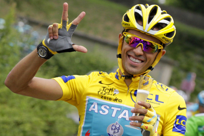 Alberto Contador harmadik Tour-győzelmét ünnepli 2010. július 25-én – Fotó: Joel Saget / AFP