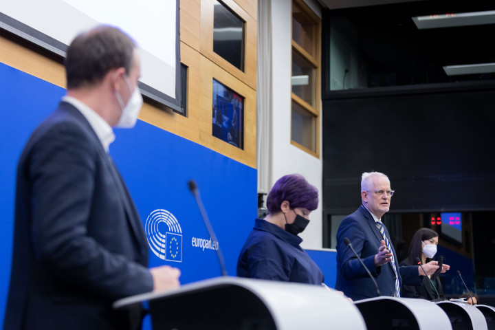 Petri Sarvamaa felszólalása a szerdai sajtótájékoztatón – Fotó: Alain Rolland / Európai Parlament