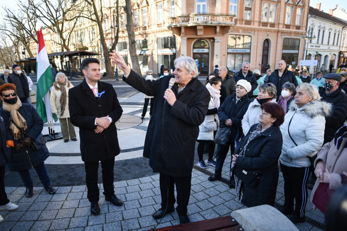 A DK szerint Kaposváron névrokonokat vet be a Fidesz az ellenzéki jelölt ellen