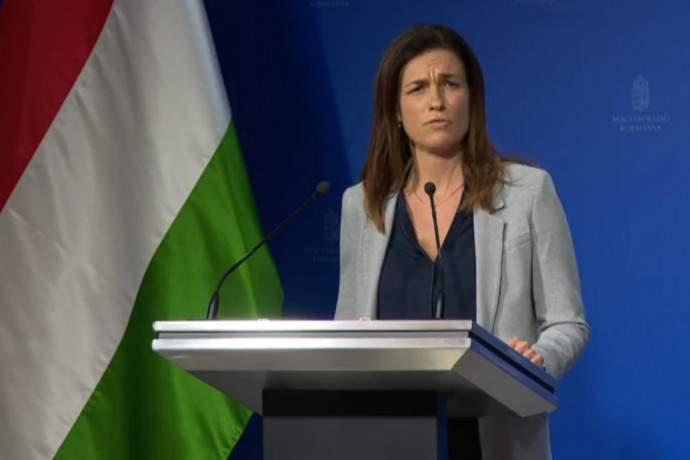 Varga Judit jött, három percig szuggerált egy pontot, majd angolosan távozott a kormányinfóról