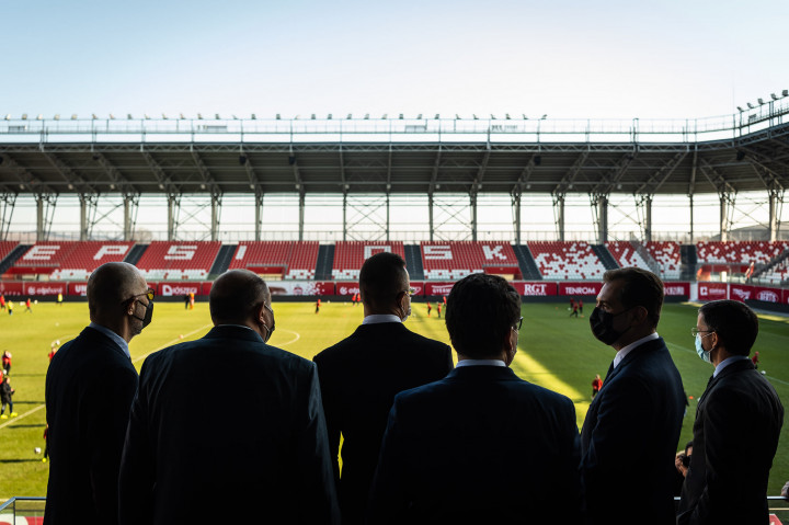 Szijjártó Péter a Sepsi OSK stadionjában, amely magyar állami támogatásból épült – Fotó: Szijjártó Péter / Telex