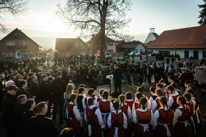 Szőnyegbombázza kampányüzeneteivel a Fidesz az erdélyi magyarokat