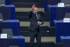 Orbánt és a lengyeleket éltette a bolgár EP-képviselő a jogállamisági vitában, majd karlendítéssel távozott