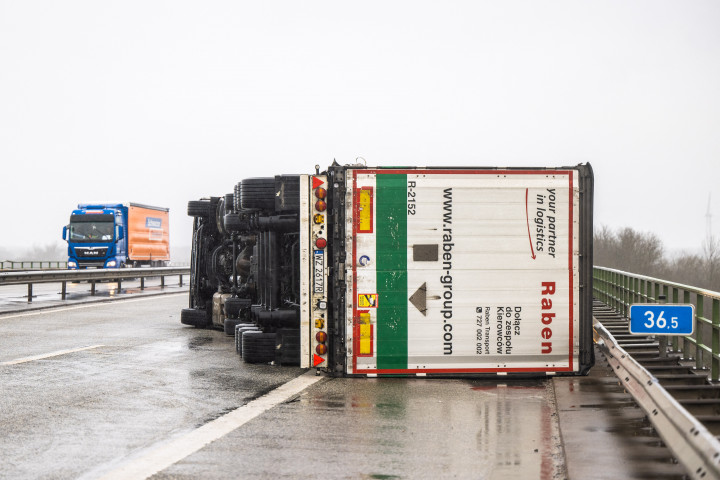 Felborult kamion a németországi A29 autópályán – Fotó: MOHSSEN ASSANIMOGHADDAM / DPA / AFP