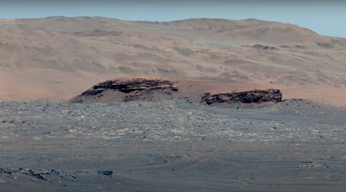 Felül képkocka a Perseverance kamerájával a Jezero-kráterről készített videófelvételéből, alul pedig a mintagyűjtés során fúr lyuk a Jezero-kráterben lévő „Rochette"-nek elnevezett sziklán – Forrás: NASA / JPL-Caltech / ASU / MSSS