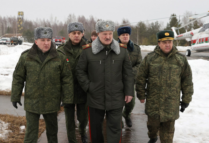 Alekszandr Lukasenko belarusz elnök megtekinti a belarusz-orosz közös hadgyakorlatokat 2022. február 17-én – Fotó: Maxim Guchek / Belta / AFP