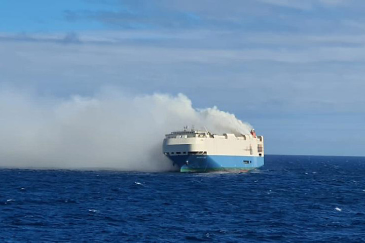 Porschékkal és Volkswagenekkel a fedélzetén két napja sodródik egy kigyulladt teherhajó az Atlanti-óceán közepén