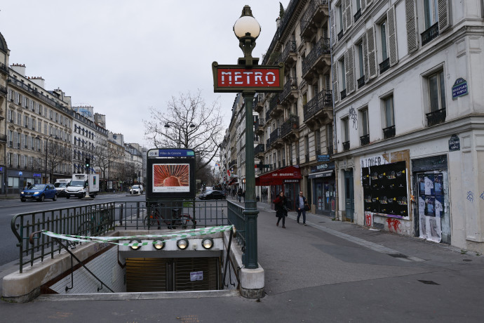 Lezárt metróbejárat Párizsban, 14-ből 8 vonalon nem indulnak járatok a dolgozók sztrájkja miatt – Fotó: Thomas Samson/AFP