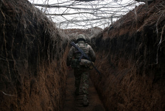 Ukrajna szerint két katonájuk megsérült a szakadár területeknél, ahol sorra sértik meg a tűzszünetet