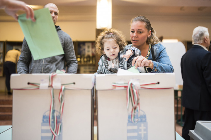 A family votes in the parliamentary elections in Nyíregyháza, on April 18, 2018 Photo: Attila Balázs / MTI
