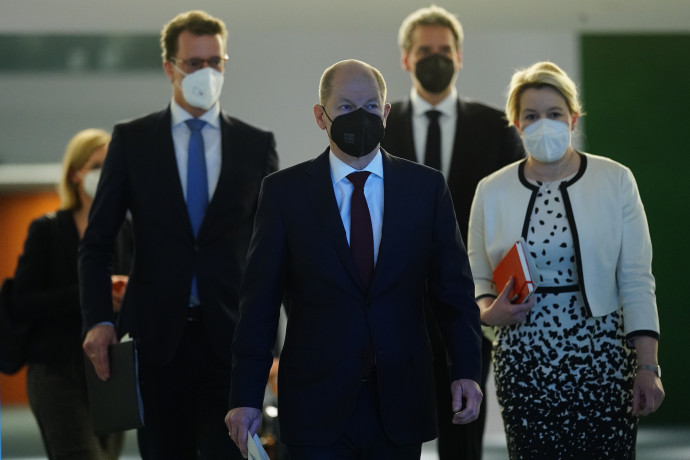 Olaf Scholz érkezik a német tartományok vezetőivel a koronavírus-helyzetről folytatott tárgyalás után tartott sajtótájékoztatóra 2022 januárjában – Fotó: Clemens Bilan – Pool / Getty Images