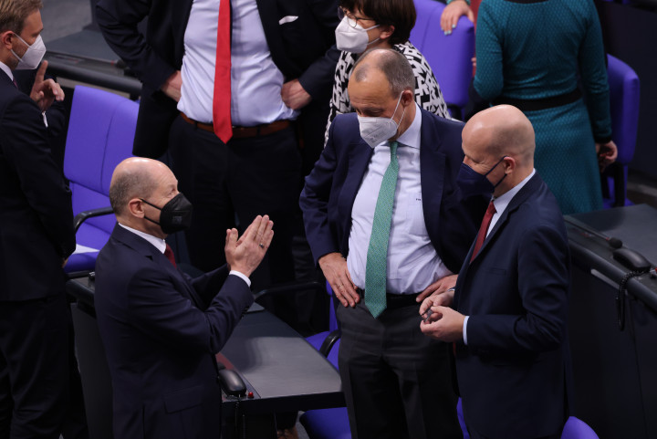 Olaf Scholz német kancellár Friedrich Merzcel és Ralph Brinkhausszal beszélget a Bundestagban 2022. január 12-én – Fotó: Sean Gallup / Getty Images