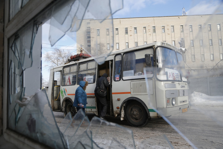 Helyi lakosok a szakadárok fennhatósága alatt lévő Donyeckben 2022. január 30-án. A szakadárok február 18-án bejelentették, hogy megkezdik a lakosok kimenekítését Oroszországba az ukrán fenyegetés miatt – Fotó: Anadolu Agency / Getty Images