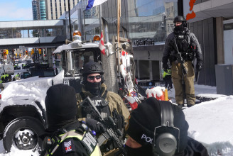 A kanadai rendőrség elkezdte felszámolni az Ottawát megbénító kamionos blokádot, száz tüntetőt le is tartóztattak