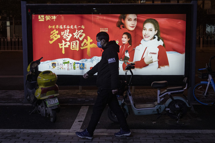 A kínai nagyvárosokban előbb-utóbb mindenki belebotlik Ku Aj-ling egyik reklámplakátjába – Fotó: Getty Images /