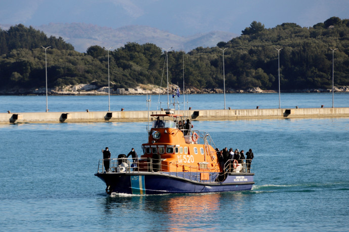 Két nap után élve találtak egy utast a tengeren lángoló görög kompon
