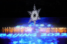 Hull a pelyhes fehér (mű)hó, LED-fényes buli – Így búcsúzott a pekingi téli olimpia