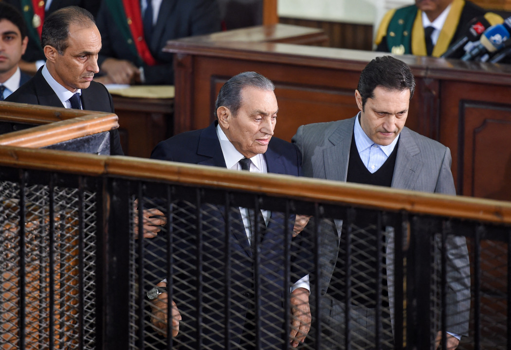 Hoszni Mubarak (középen) volt egyiptomi elnököt kíséri két fia, Alaa (jobbra) és Gamal (balra) 2018 decemberében, egy kairói bíróságon – Fotó: Mohamed El-Shahed / AFP