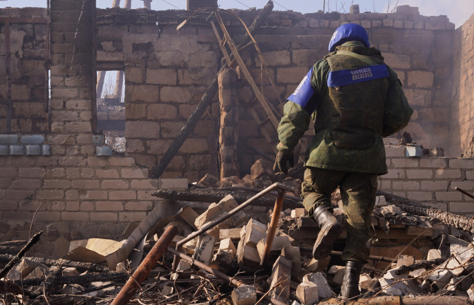 A Luhanszk megyei Pionyerszkoje megsemmisült hivatali épülete – Fotó: Maxin Zakharov / Sputnik / AFP