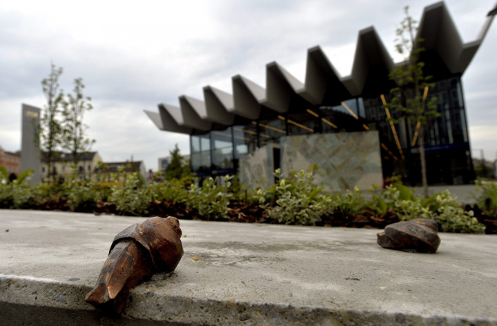 Bronzból készült csigaszobrok egy virágágyás szélén a Széll Kálmán téren – Fotó: Máthé Zoltán / MTI