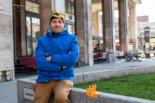 Az erős ragasztó és a jóakarat tartja a helyükön a budapesti miniszobrokat
