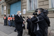 Kivonult a NAV Iványi Gáborékhoz a Dankó utcába, már őt sem engedik be az épületekbe