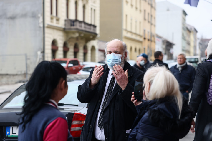Iványi Gábor lelkész a MET Dankó utcai épülete előtt – Fotó: Németh Sz. Péter / Telex
