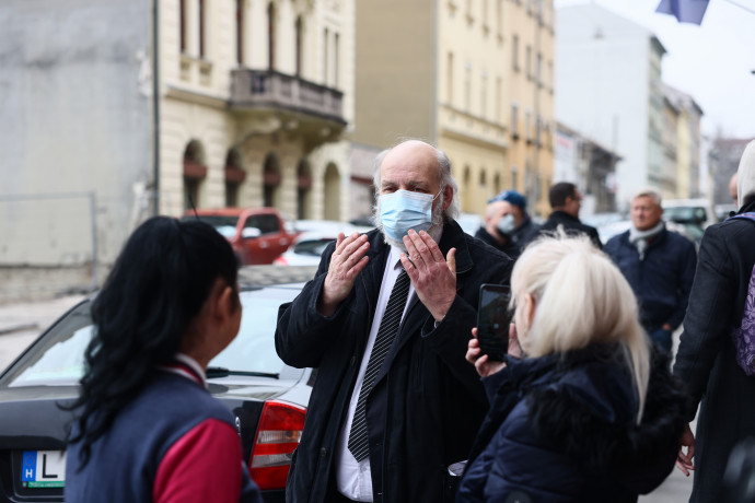 Iványi Gábor lelkész a MET Dankó utcai épülete előtt – Fotó: Németh Sz. Péter / Telex