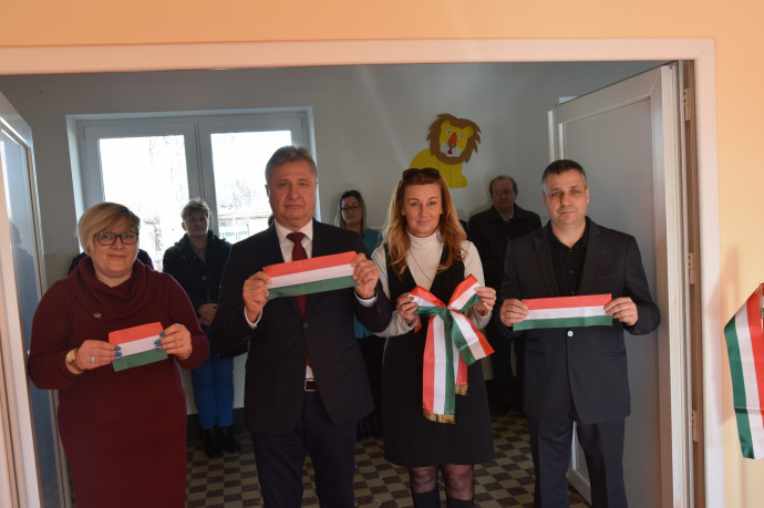 Népviseletbe öltöztetett óvodásokkal kampányolt a Fidesz szabolcsi jelöltje